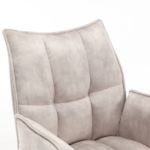 Close-up van de Eetkamerstoel Dani Velvet Champagne (set van 2), met moderne fluwelen bekleding in licht champagne, zacht getufte kussens en een hoge rugleuning tegen een effen witte achtergrond.