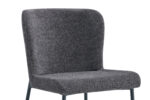 De Stoel 'Lisa' Stof Fabb Raven 13 Donkergrijs heeft een hoge, gebogen rugleuning en donkergrijze structuurbekleding, op slanke zwart metalen poten. Verkocht per 2 in een doos.