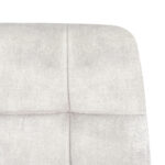 Close-up van het bovenste gedeelte van de Eetkamerstoel Yerevan Velvet Taupe, met de lichtgrijze, gestoffeerde rugleuning met zichtbare stiksels en zachte, gestructureerde stof tegen een effen witte achtergrond.