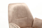 Een close-up van de Eetkamerstoel Nova Beige, een modern gestoffeerde stoel met een hoge rugleuning en een pluche textuur, tegen een effen witte achtergrond.