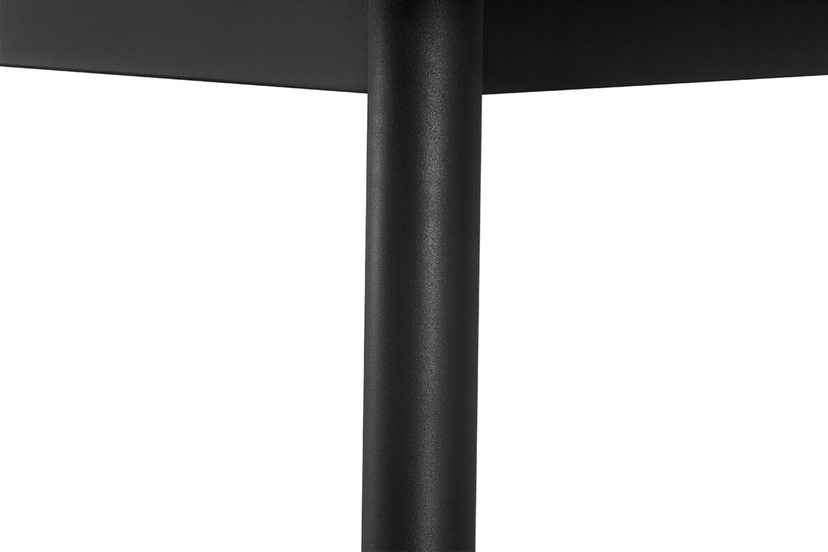 Close-up van een 'Set van 4 stoelen Cato/Kenzo' in grijs PU, met een zwart metalen poot met minimaal, modern ontwerp bevestigd aan de zitting tegen een witte achtergrond.