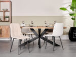 Een moderne eetkamer met een houten tafel voor vier personen, met Eetkamerstoel Yerevan - Bouclé Ivoor stoelen, neutraal servies, wijnglazen, een houten kast met planten en een grote potplant in de hoek.