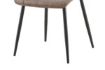 Een close-up van een 'Set van 4 stoelen Furas' met een vintage bruine PU gecapitonneerde zitting en zwarte metalen poten, getoond tegen een witte achtergrond.