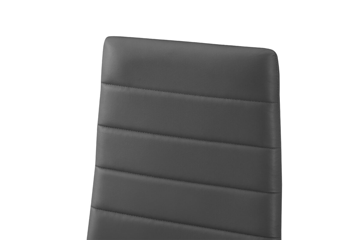 Close-up van de bovenste rugleuning van een moderne donkergrijze 'Set van 4 stoelen Cato/Kenzo' PU Grijs (1c) stoel met horizontale gestikte lijnen, tegen een effen witte achtergrond.