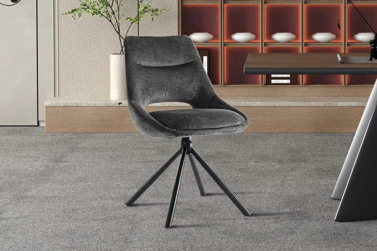 Grijze eetkamerstoel met een gestoffeerde zitting en metalen poten in een moderne setting.