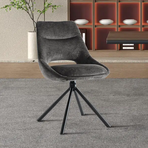 Grijze eetkamerstoel met een gestoffeerde zitting en metalen poten in een moderne setting.