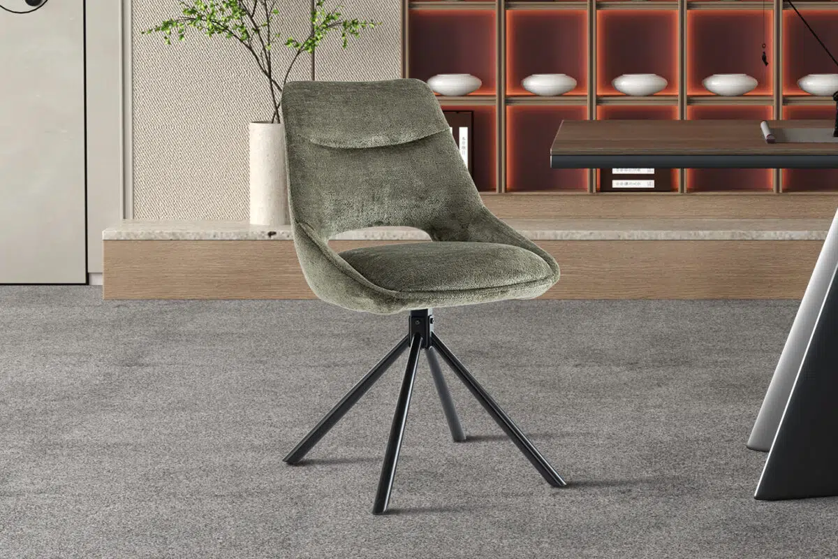 Groene eetkamerstoel met een comfortabel ontwerp en een zwart metalen onderstel in een moderne inrichting.
