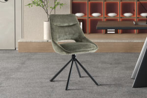 Groene eetkamerstoel met een comfortabel ontwerp en een zwart metalen onderstel in een moderne inrichting.