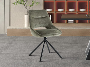 Groene eetkamerstoel met een comfortabel ontwerp en een zwart metalen onderstel in een moderne inrichting.