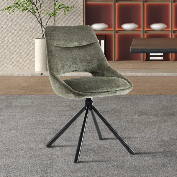 Groene eetkamerstoel met een comfortabel ontwerp en een zwart metalen onderstel in een moderne inrichting.