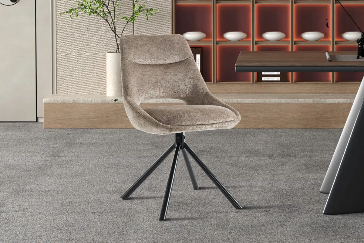 Beige bureaustoel met een comfortabele zitting en zwarte metalen poten op een grijze vloer.