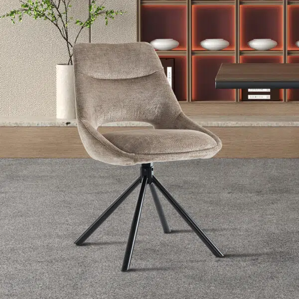 Beige bureaustoel met een comfortabele zitting en zwarte metalen poten op een grijze vloer.