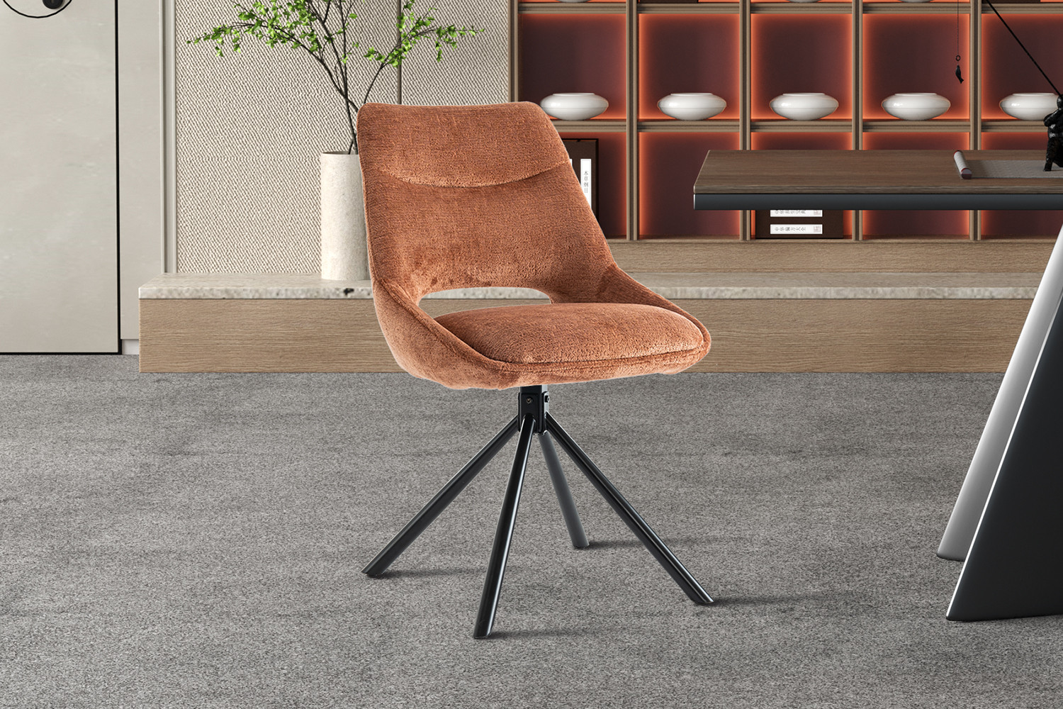 Bruine bureaustoel met een zwart metalen onderstel en een gestoffeerde zitting.