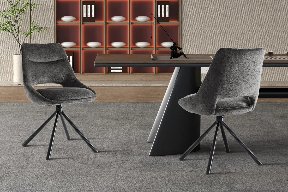 Twee grijze bureaustoelen met een moderne uitstraling, geplaatst aan een bureau in een kantooromgeving.