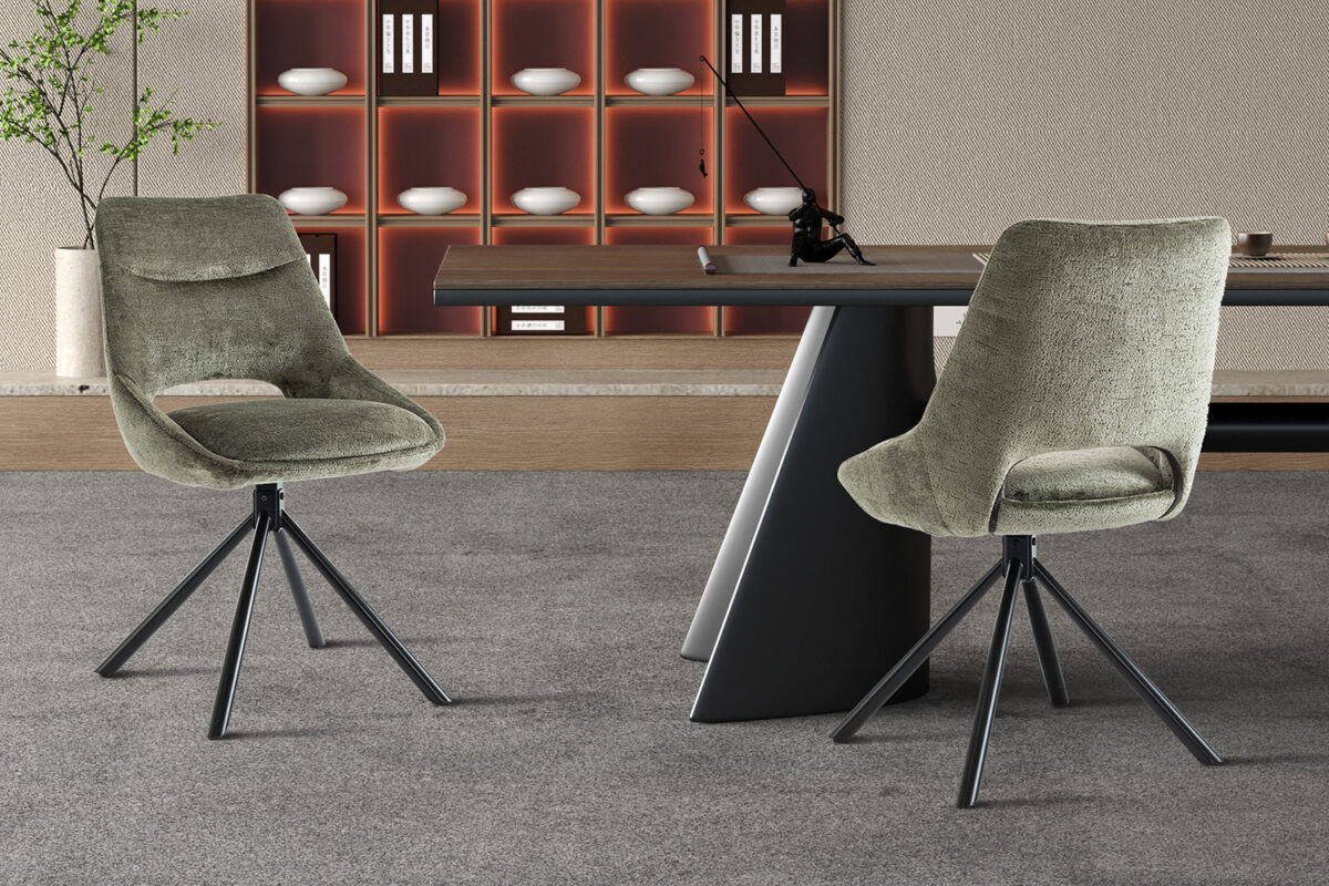 Twee groene draaistoelen met metalen poten naast een moderne tafel in een kantooromgeving.