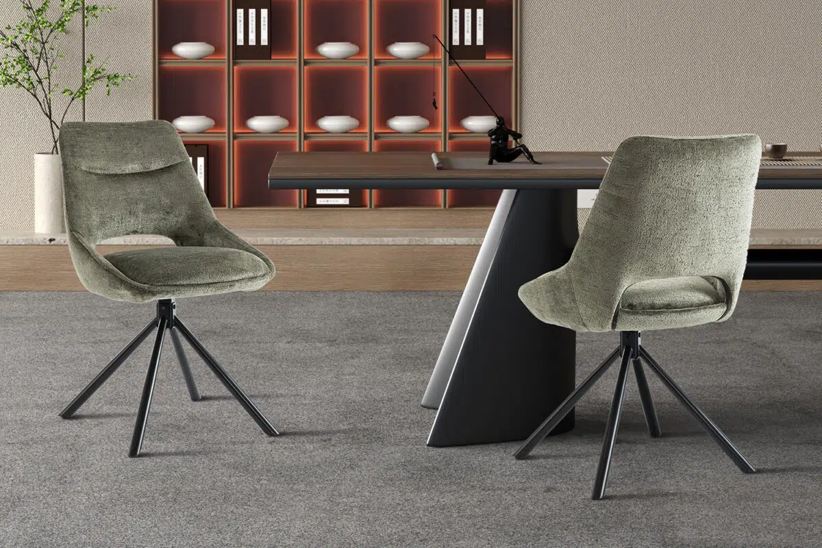 Twee groene draaistoelen met metalen poten naast een moderne tafel in een kantooromgeving.