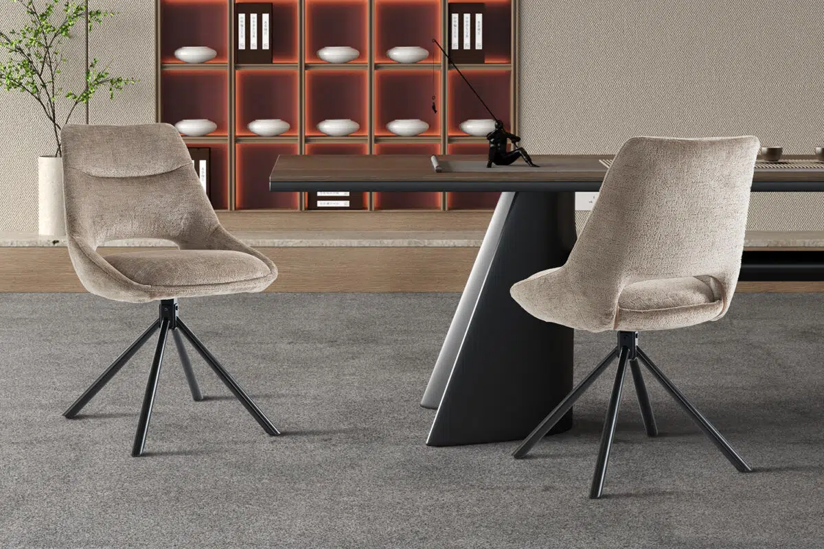 Twee beige bureaustoelen met een moderne tafel in een kantooromgeving.