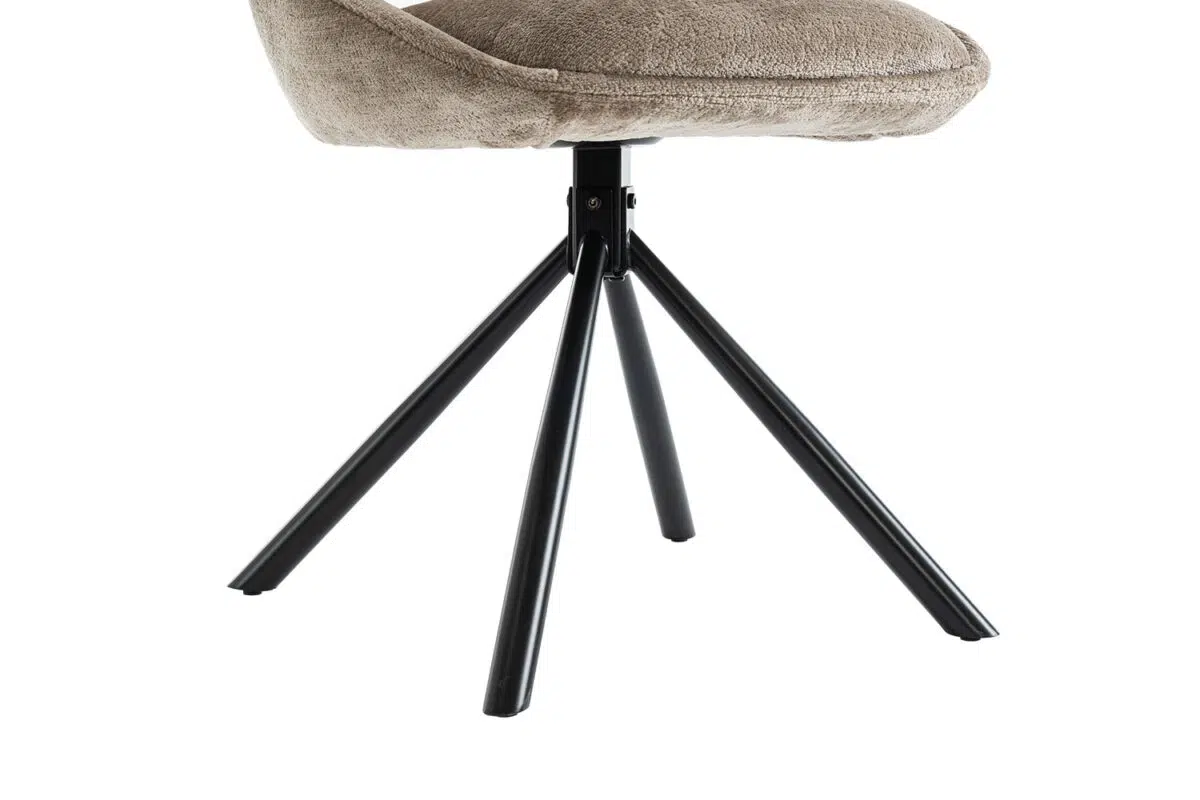 Een stoel met een zachte, beige stoffen zitting en zwarte metalen poten, gefotografeerd van de zijkant.