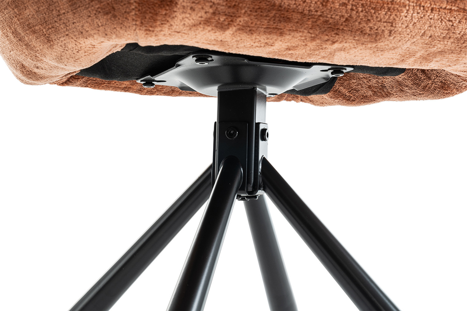 Onderzijde van een stoel met een bruine zitting en een zwart metalen onderstel.