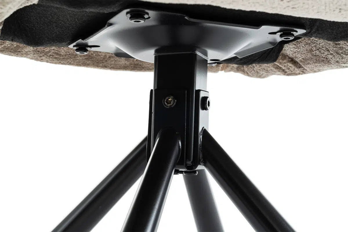 Onderdeel van een stoel met een metalen basis en houten zitting, gefotografeerd van onderaf.