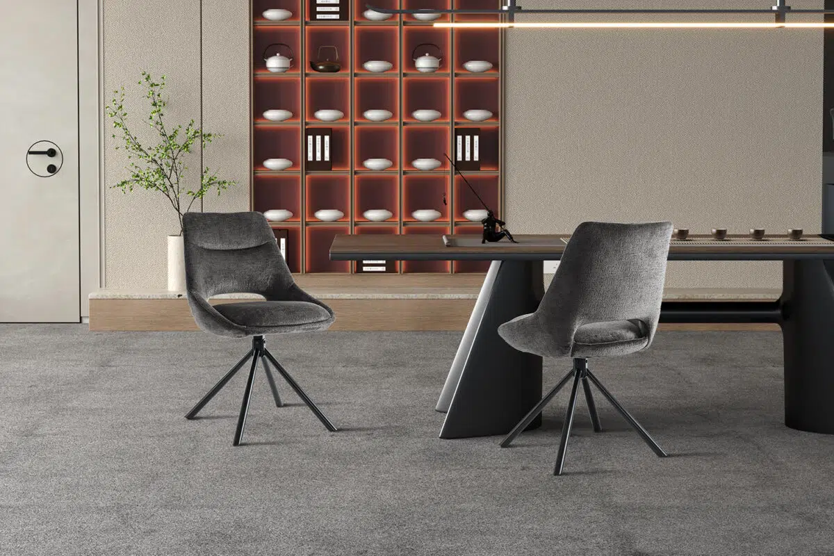 Twee grijze eetkamerstoelen met een houten tafel in een moderne interieursetting.