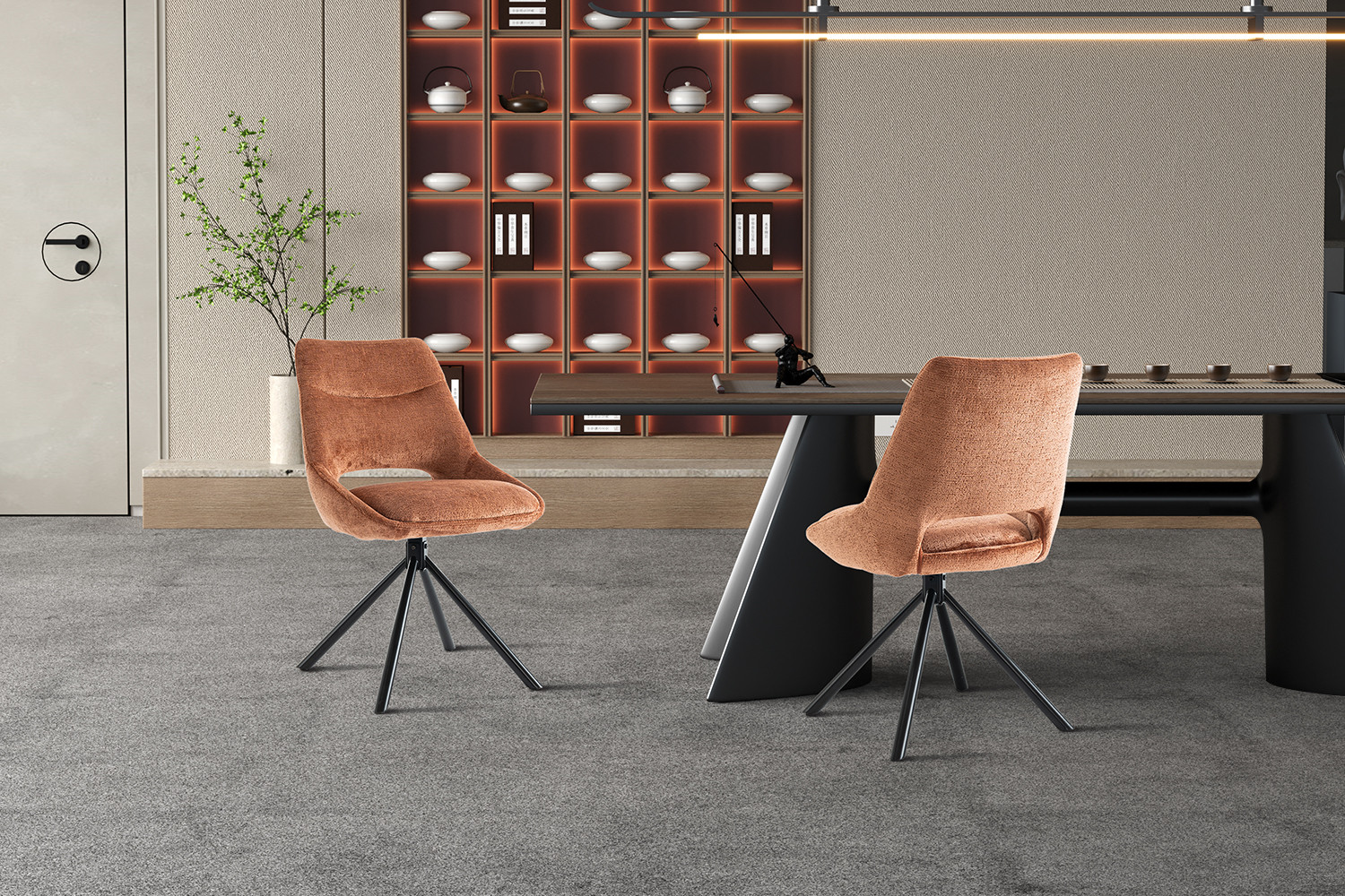 Twee oranje stoelen met een metalen onderstel geplaatst aan een moderne tafel in een interieur.