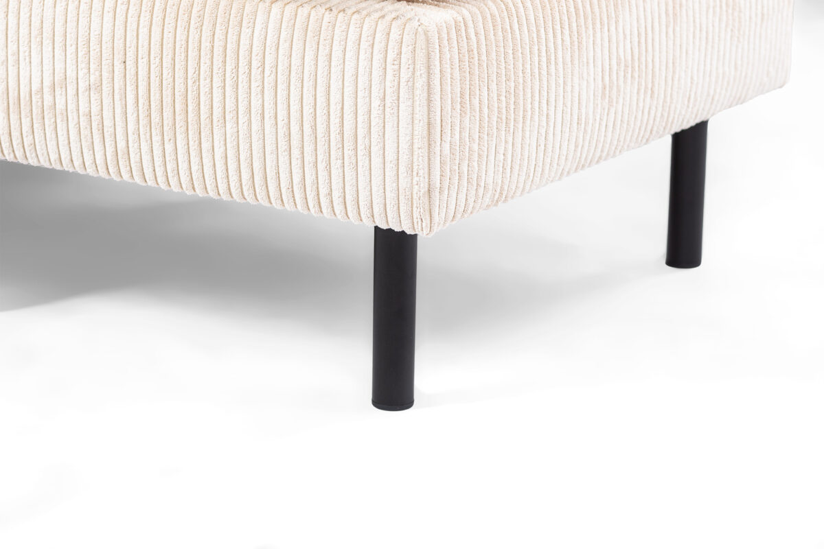 Close-up van de hoek van de 3-zits hoekbank rechts, stof Lincoln 03, RIB460 beige, met beige ribfluwelen bekleding met verticale ribbels en zwarte metalen poten tegen een witte achtergrond.
