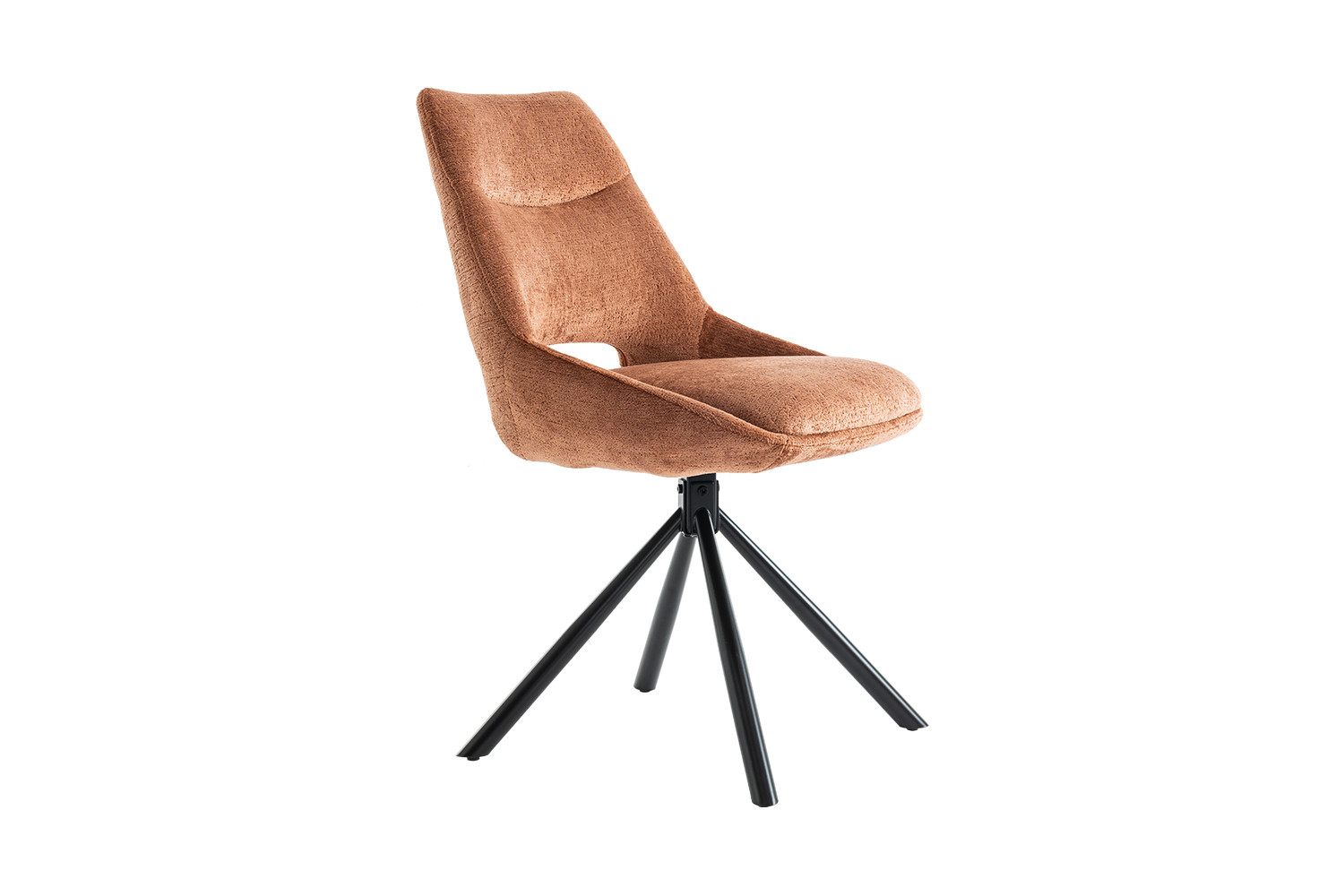 Bruine stoel met een gestoffeerde zitting en rugleuning, geplaatst op een zwart metalen onderstel.