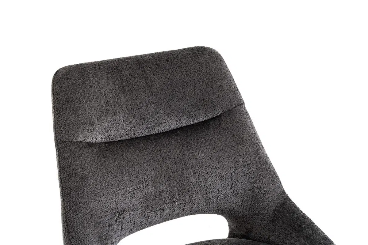 Grijze stoel met een zachte, textiele bekleding en een gebogen rugleuning.