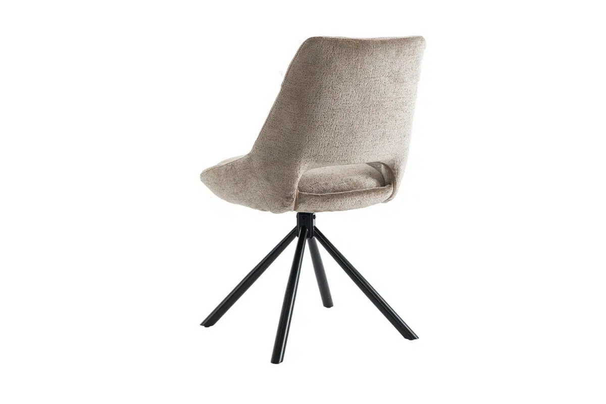 Beige eetstoel met een hoge rugleuning en zwarte metalen poten, gezien vanaf de achterkant.
