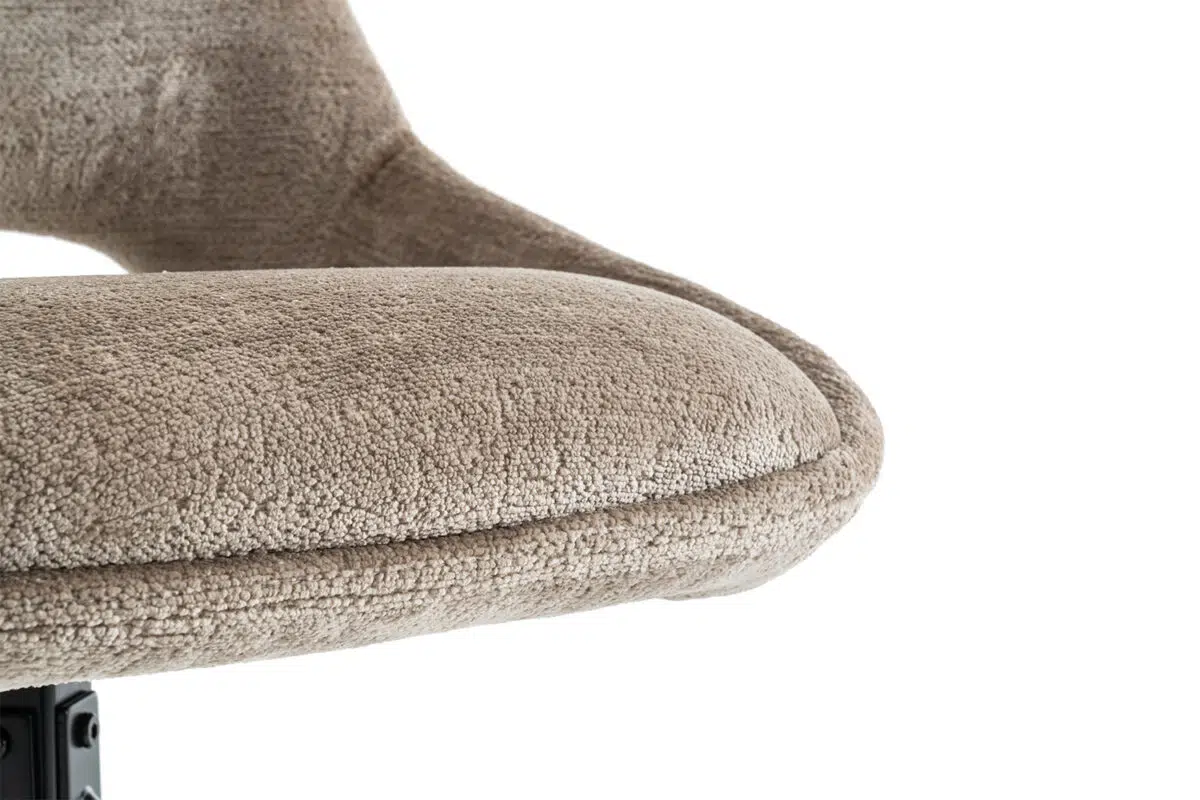 Beige bureaustoel met een zachte, textiele bekleding en een afgeronde armleuning.