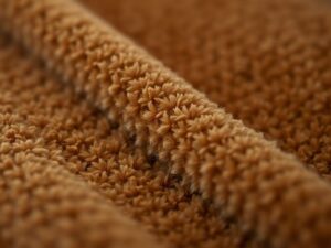 Close-up van fluwelen stof die de karakteristieke pool en textuur toont