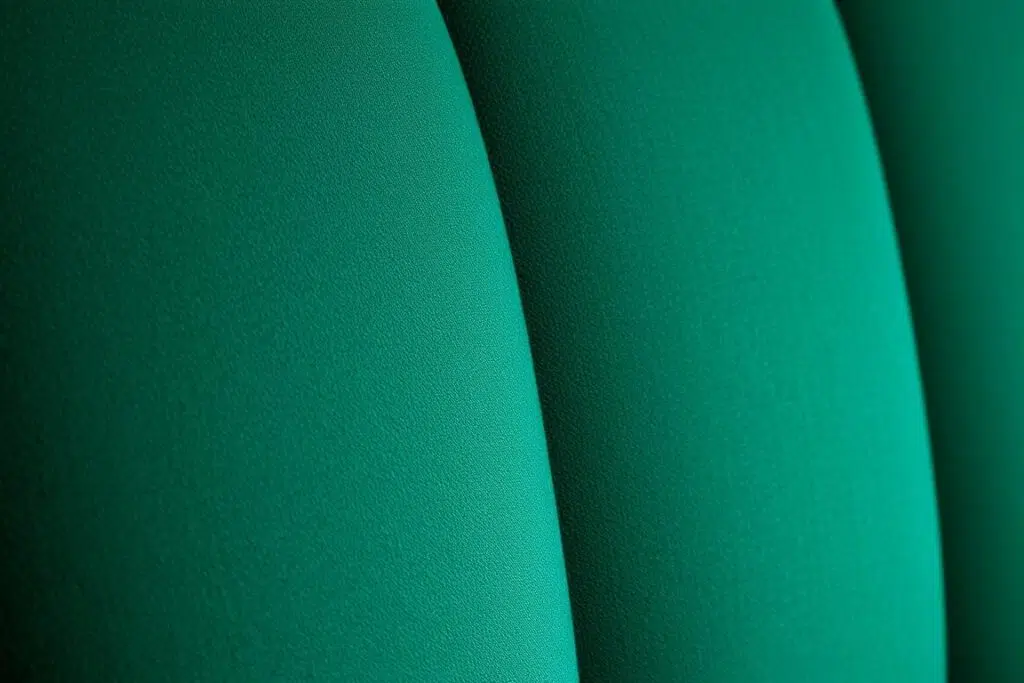 Close-up van velvet stof voor eetkamerstoelen in rijke kleuren Close-up van velvet stof voor eetkamerstoelen in rijke kleuren