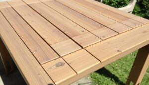 Houten tafel buiten rotten door vocht en weersinvloeden