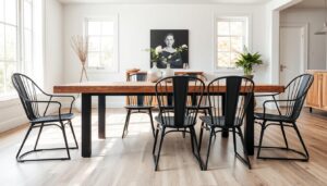 Metalen stoelen met zwart frame rond een rustieke houten eettafel, stoelen bij houten eettafel