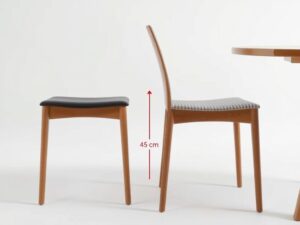 Eetkamerstoelen met een zithoogte van 45 cm, één met een zwarte zitting en één met een gestreepte zitting.