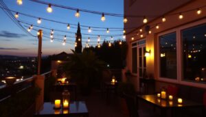 Terras met sfeervolle verlichting zoals lichtslingers en lantaarns bij schemering