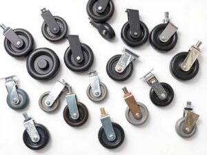 Verschillende soorten wielen voor eetkamerstoelen, waaronder zwenkwielen, rubberen en metalen zwenkwielen