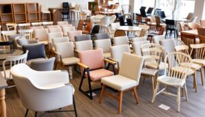 Verschillende stoelen gerangschikt in een showroom