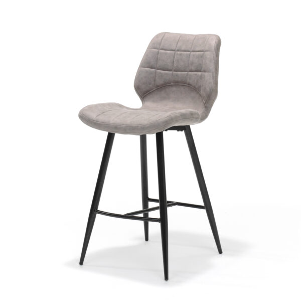 De Barkruk Borgo zwart Stof Soft Pebble is een moderne barkruk met een lichtgrijze gecapitonneerde rugleuning en zitting, zwarte metalen poten en een voetensteun, afgebeeld tegen een effen witte achtergrond.