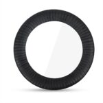 De Spiegel Rond Zwart is een ronde wandspiegel met een brede zwarte lijst met structuur en een glad spiegelend oppervlak tegen een effen witte achtergrond.