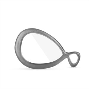 De Spiegel Apart Organisch Zilver is een zilverkleurige spiegel met een asymmetrische, organische vorm en een kleine handgreep met lus aan de rechterkant, afgebeeld tegen een effen witte achtergrond.