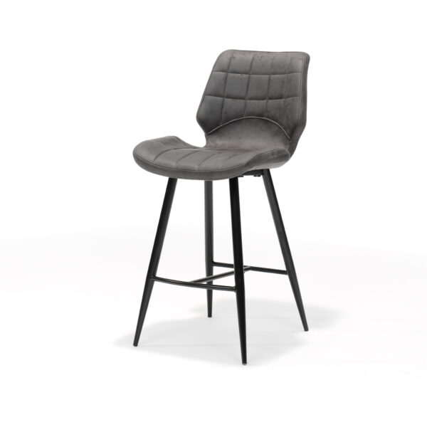 De Barkruk Borgo zwart Stof Soft Antraciet is een moderne grijs gestoffeerde barkruk met een gewatteerde zitting en rugleuning, slanke zwarte metalen poten en een voetensteun, afgebeeld tegen een effen witte achtergrond.