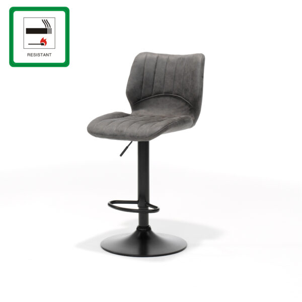 De Bobby barkruk - Stof UKFR Soft Antraciet is een moderne grijze draaibarkruk met beklede zitting en rugleuning op een zwart metalen onderstel. Een groen vierkant pictogram in de hoek geeft aan dat hij brandwerend is.