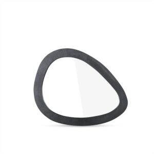 De Spiegel Organisch Zwart Klein is een onregelmatig gevormde wandspiegel met een dikke, ongelijke zwarte lijst, afgebeeld tegen een effen witte achtergrond.