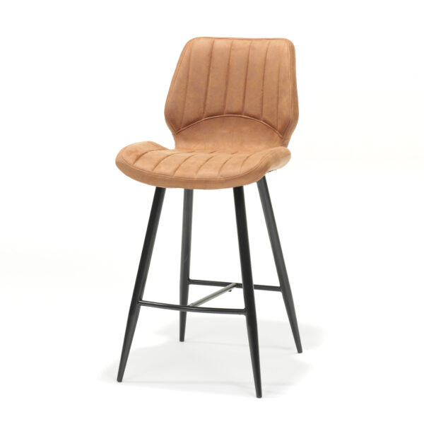 De Barkruk Brenn zwart Stof Soft Cognac is een moderne barkruk met een tan gestoffeerde zitting en rugleuning met verticaal stiksel, ondersteund door vier zwart metalen poten met dwarsstangen.