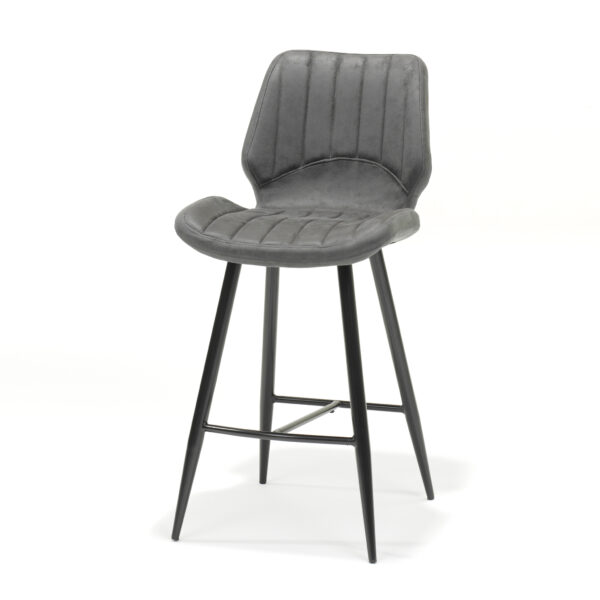De Barkruk Brenn zwart Stof Soft Antraciet is een moderne barkruk met een zacht antracietgrijs gestoffeerde zitting en rugleuning met verticale stiksels. Hij staat op vier slanke zwarte metalen poten, verbonden door een voetensteun, voor een minimalistische eigentijdse look.