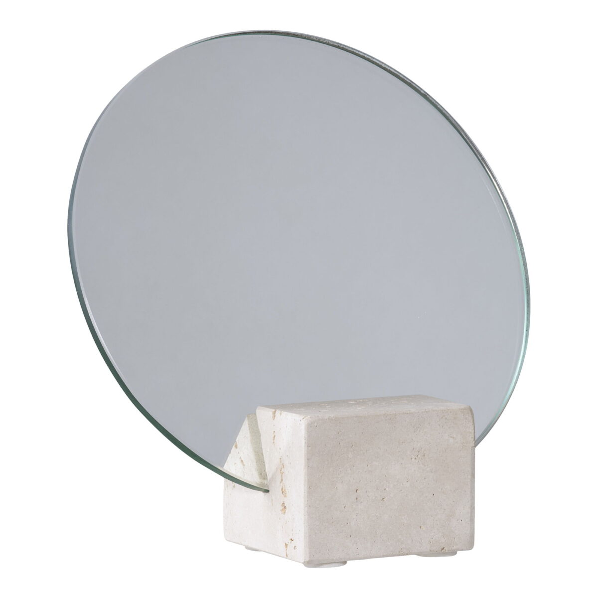 De Tafelspiegel heeft een rond glazen oppervlak dat onder een hoek is gekanteld en rechtop wordt ondersteund door een rechthoekige, lichtgekleurde stenen voet tegen een effen witte achtergrond.