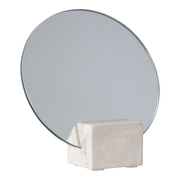 De Tafelspiegel heeft een rond glazen oppervlak dat onder een hoek is gekanteld en rechtop wordt ondersteund door een rechthoekige, lichtgekleurde stenen voet tegen een effen witte achtergrond.