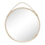 De Malo Mirror is een ronde spiegel met een frame van natuurlijk rotan (Ã˜50 cm) en een gebogen handvat bovenaan, afgebeeld tegen een effen witte achtergrond.